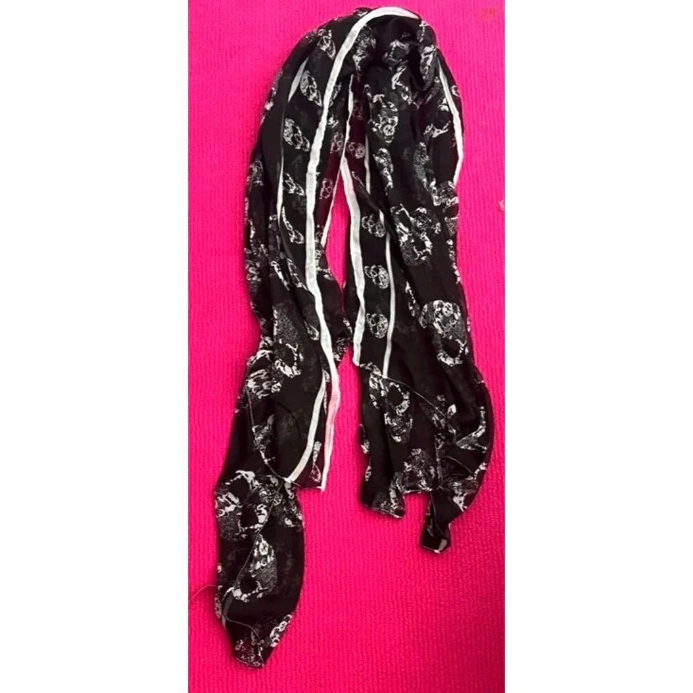 D&Y Women's Black White Skull Scarf 44